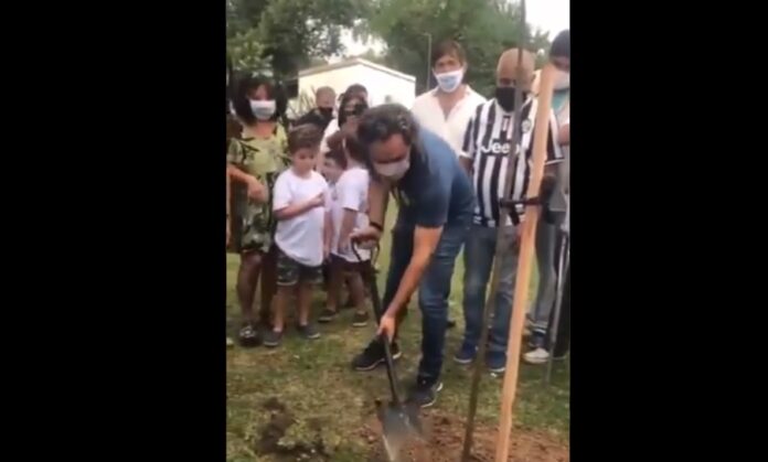santiago cafiero planto un arbol por la memoria