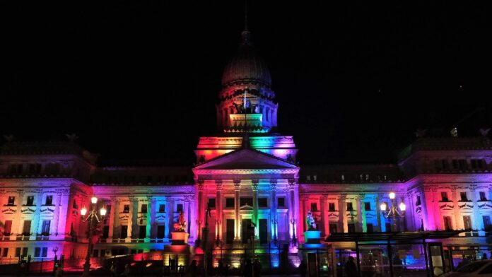 Congreso iluminado colores LGTBIQ