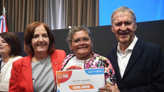Schiaretti entregó el primer adelanto de 300 créditos para refacciones
