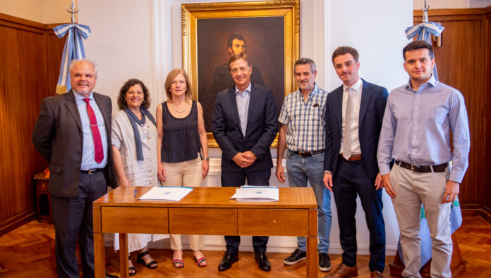 Suarez firmó el convenio para la creación del Espacio Cultural Quino