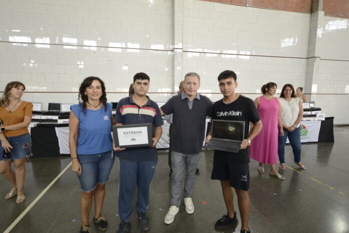 Fernando Gray entregó 951 notebooks a estudiantes de 6° año de escuelas secundarias