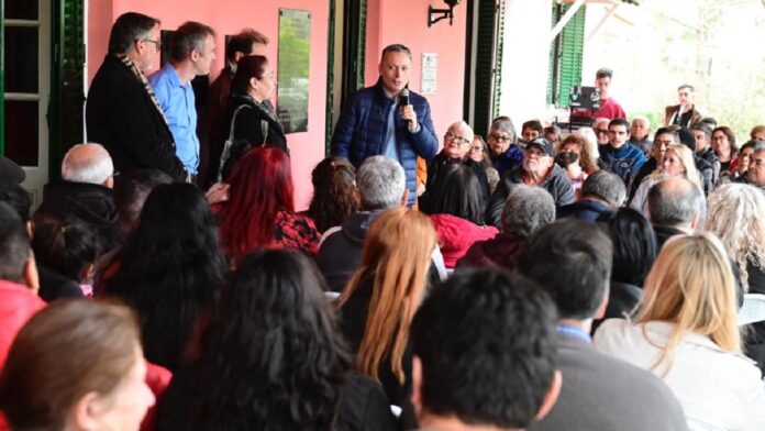Fernando Gray entregó 106 escrituras de viviendas ok