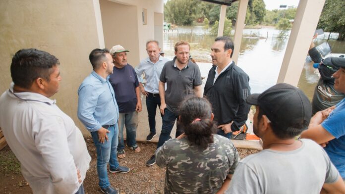 Valdes recorrió las zonas afectadas por la crecida del Río Paraná