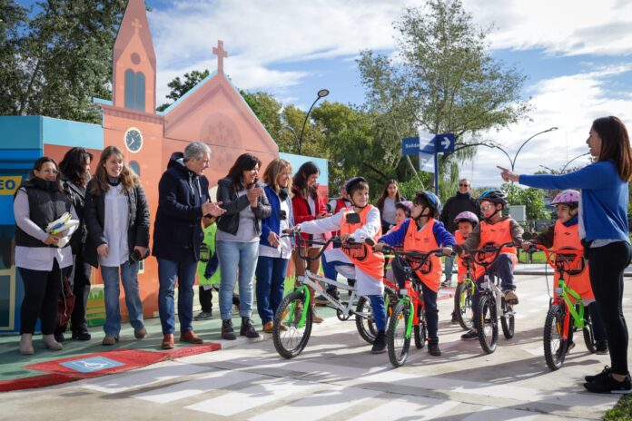 Javier Martínez participó de una demostración vial por alumnos de la EP Nº 10