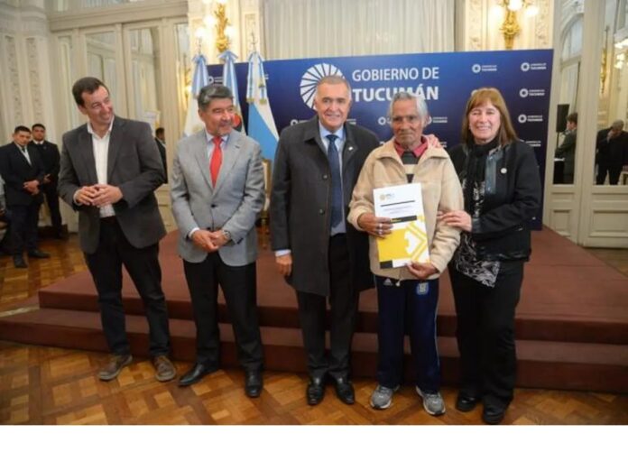 Jaldo entregó 140 escrituras y destacó el rol del Estado en la vivienda