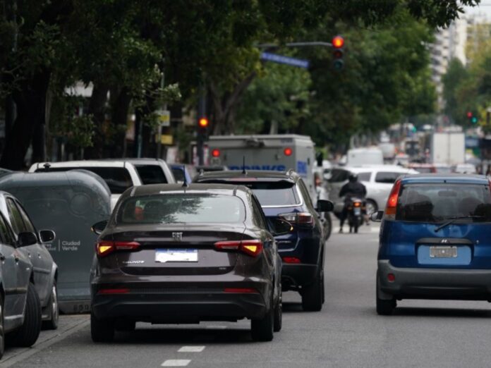 La mayoría justifica el estacionamiento en doble fila en las escuelas
