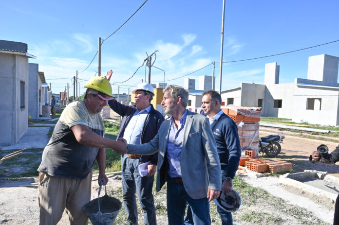 El gobernador recorrió viviendas en construcción y ratificó la finalización de obras habitacionales en Gualeguaychú