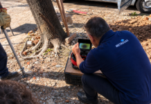 Con una cámara que recorre las cañerías de gas, descubren una conexión clandestina en una metalúrgica de Lanús