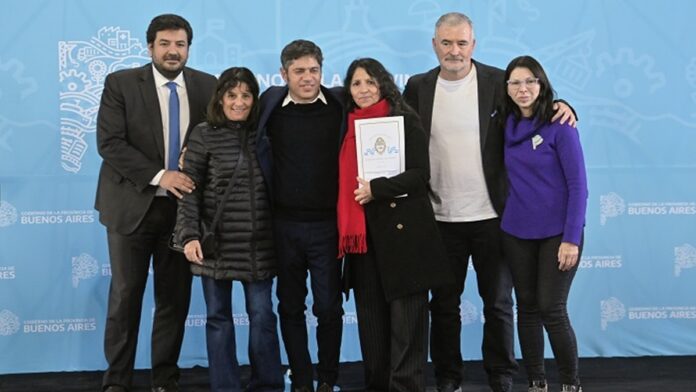Kicillof junto Poletti entregó escrituras a familias de Ramallo