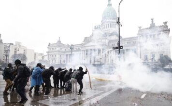 La Marcha Universitaria frente al Congreso terminó con destrozos, piedrazos y represión